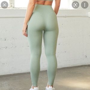 SETactive leggings in MATCHA